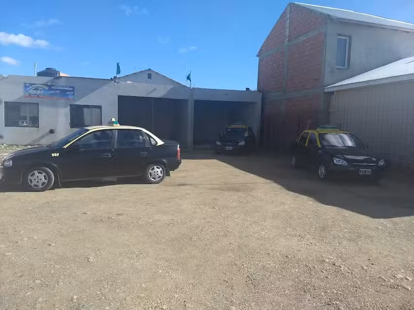 Parada de Taxi &ldquo;400 Departamentos&rdquo; (Felix Riquez)